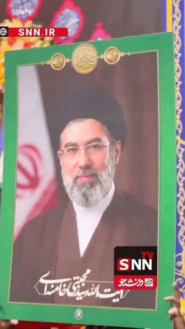 伊朗已故最高領袖哈梅內伊兒子穆傑塔巴（Mojtaba Khamenei），當選成為新的最高領袖，惟一直未有公開露面。《SNN TV》新聞畫面截圖