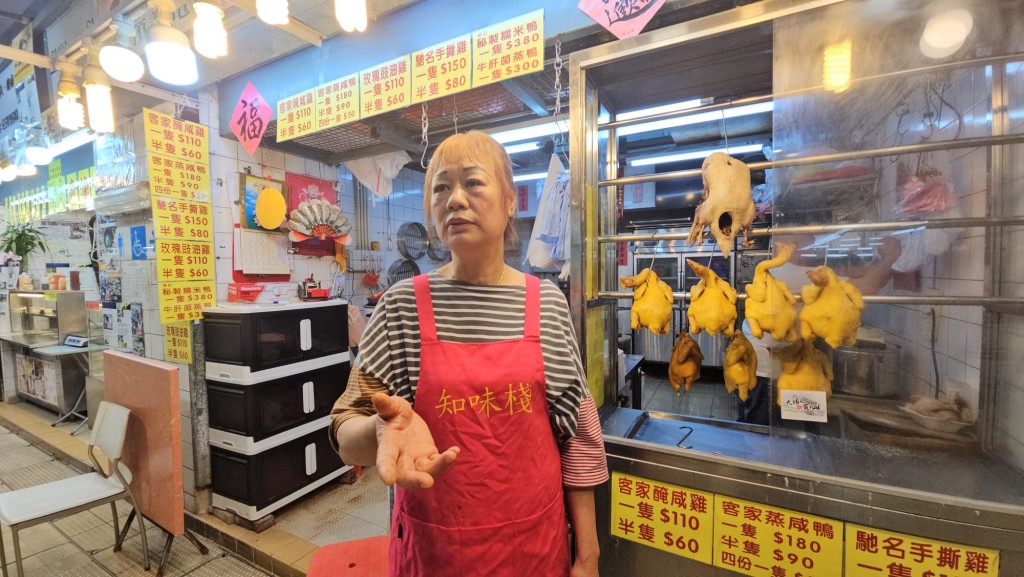 大埔墟街市售卖咸鸡的店铺负责人高妹指出，开关后街市人流不断减少， B8城巴增加班次更令情况雪上加霜。 徐裕民摄