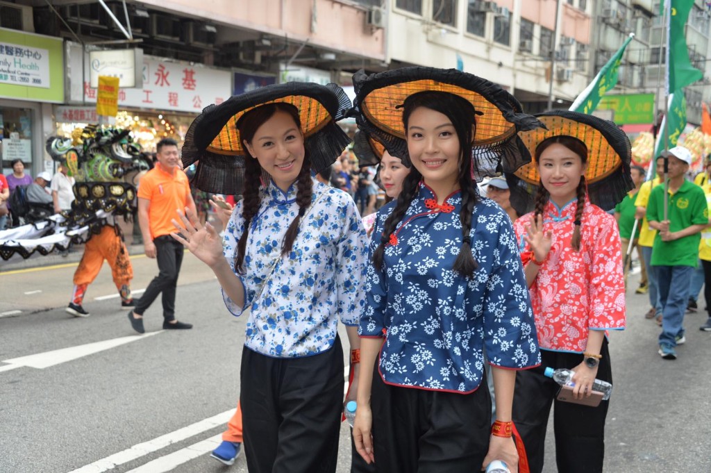 一批女士穿上民族服裝。