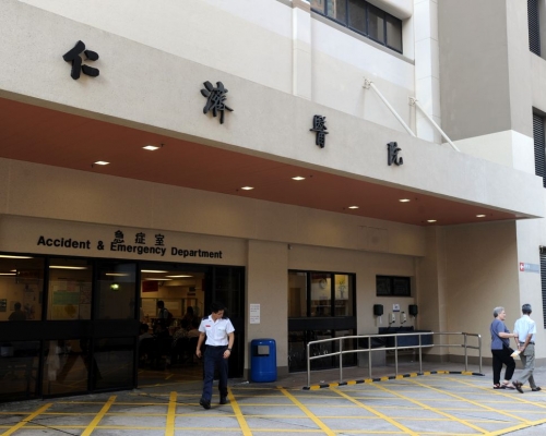 83歲老婦胸口、手受傷,清醒被送往仁濟醫院治理。