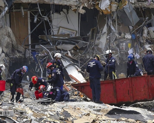 救援人員繼續在塌樓現場搜尋失蹤者。AP圖