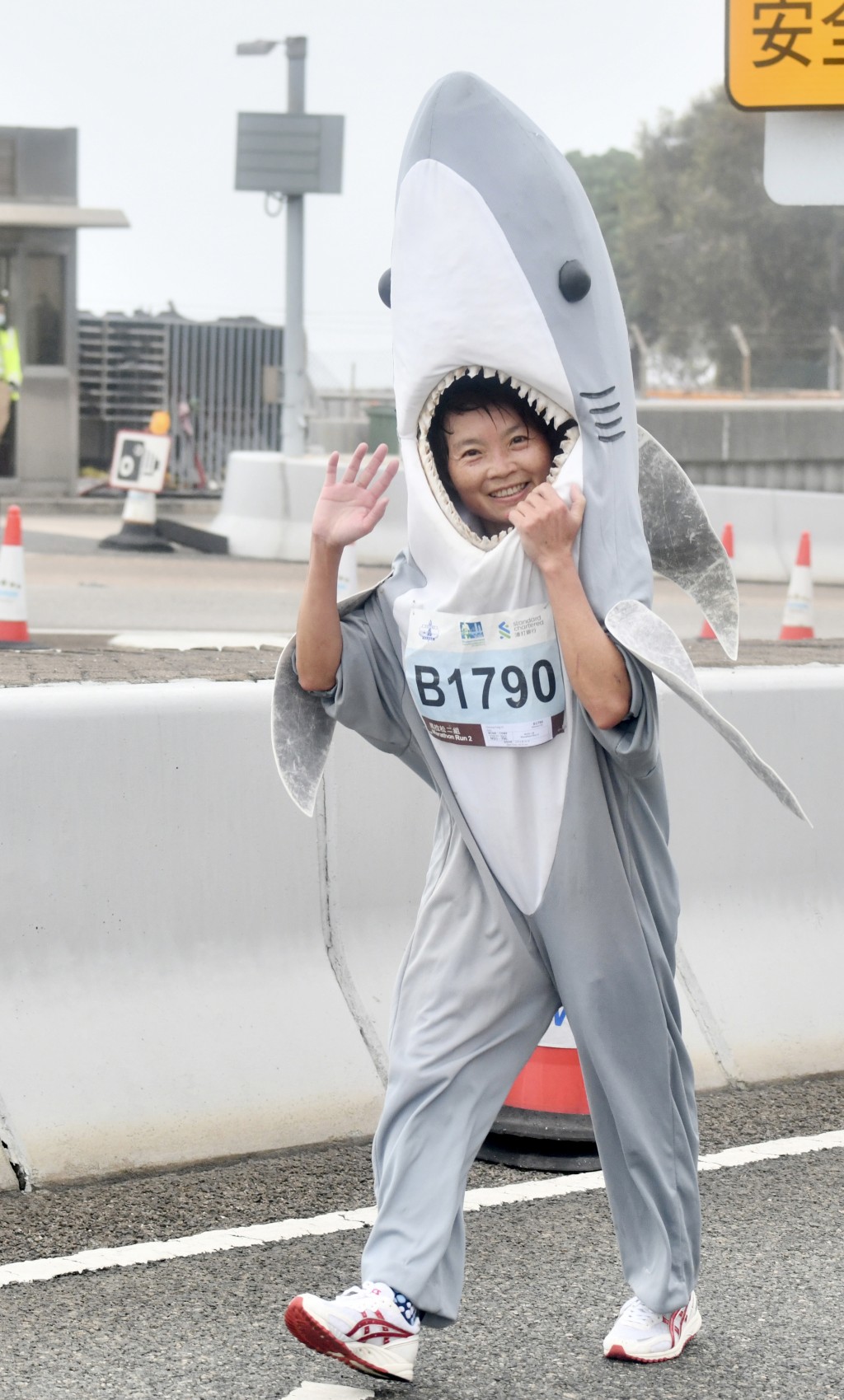 張小姐希望透過鯊魚裝扮，鼓勵大家多食素，避免再捕殺鯊魚，保護生態環境。盧江球攝