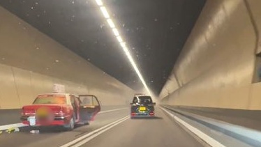 的士在紅隧管道內起火，幸無人受傷。讀者提供