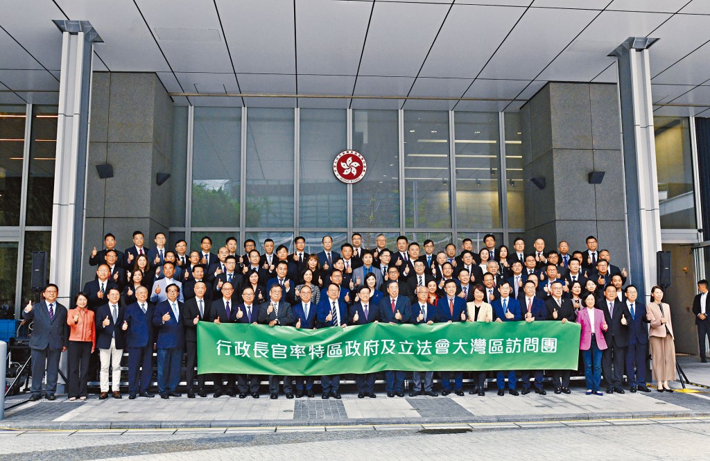 由特首李家超率領的訪問團有4名局長、83名立法會議員參與，是本屆政府和立法會首次聯合出訪。
