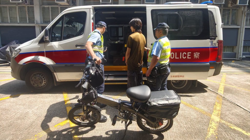 日本籍28歲男被捕 涉太子街頭踩電動單車。FB：旺角警區