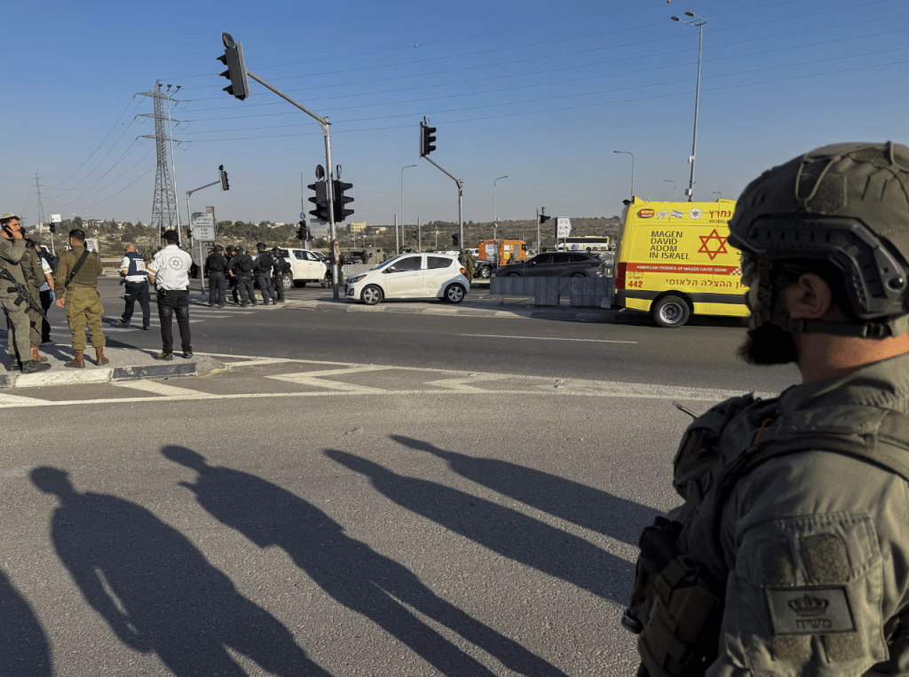 约旦河西岸发生持刀袭击事件，酿成1死3伤。路透社