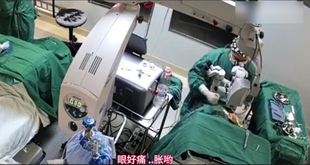 手术途中，医生拳击患者头部。影片截图