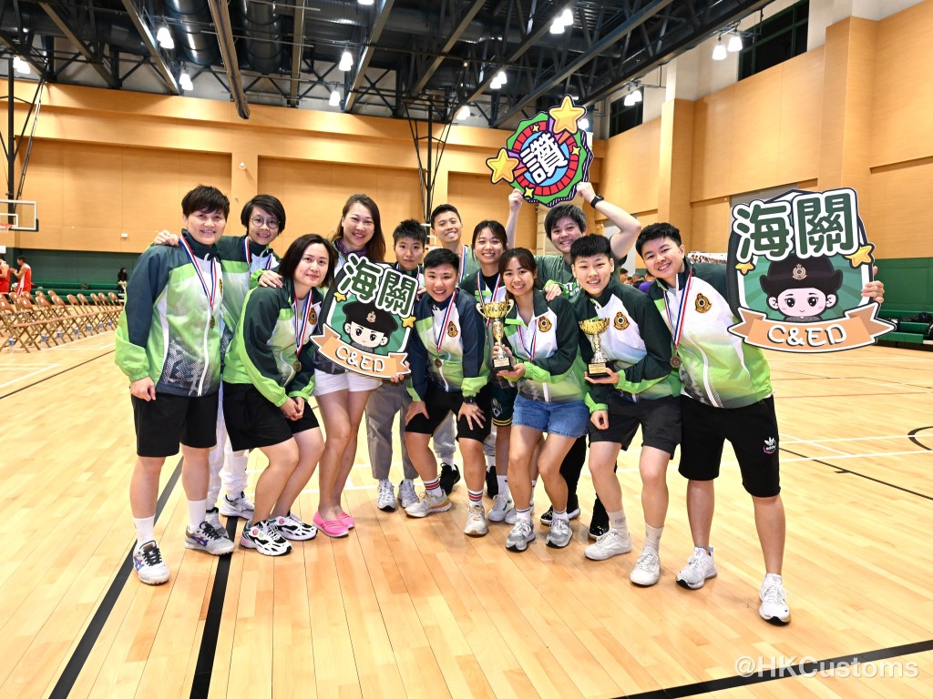女子隊隊員王敏婷，更憑着快速靈活的球技，勇奪女子組「神射手」獎項。海關fb圖片