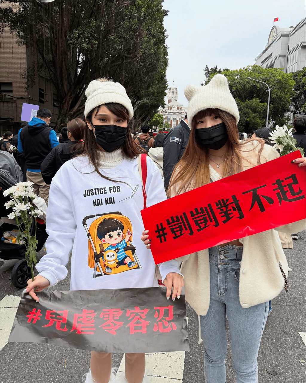 樂天啦啦隊女孩琳妲(左)19日在北院聲援剴剴案，希望喚起民眾關注虐童案。 IG@linda831212