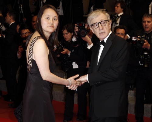 活地在自傳提到被美亞發現他和養女宋儀的裸照。