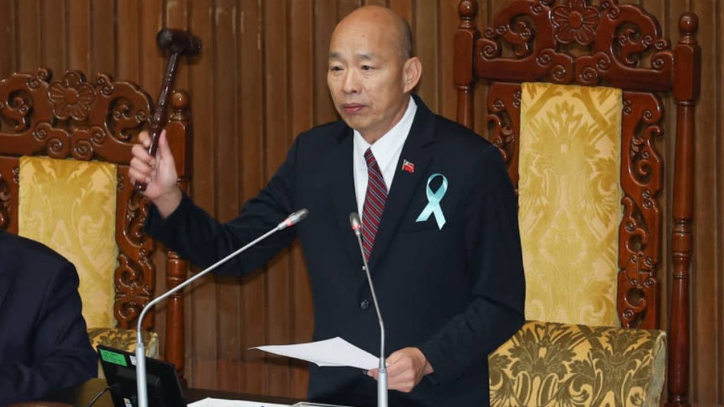 台湾立法院长韩国瑜敲槌通过特别军购条例。中央社