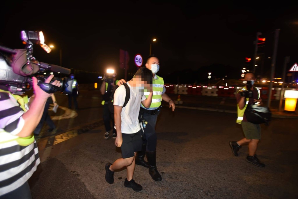 私家車司機被警方帶走。