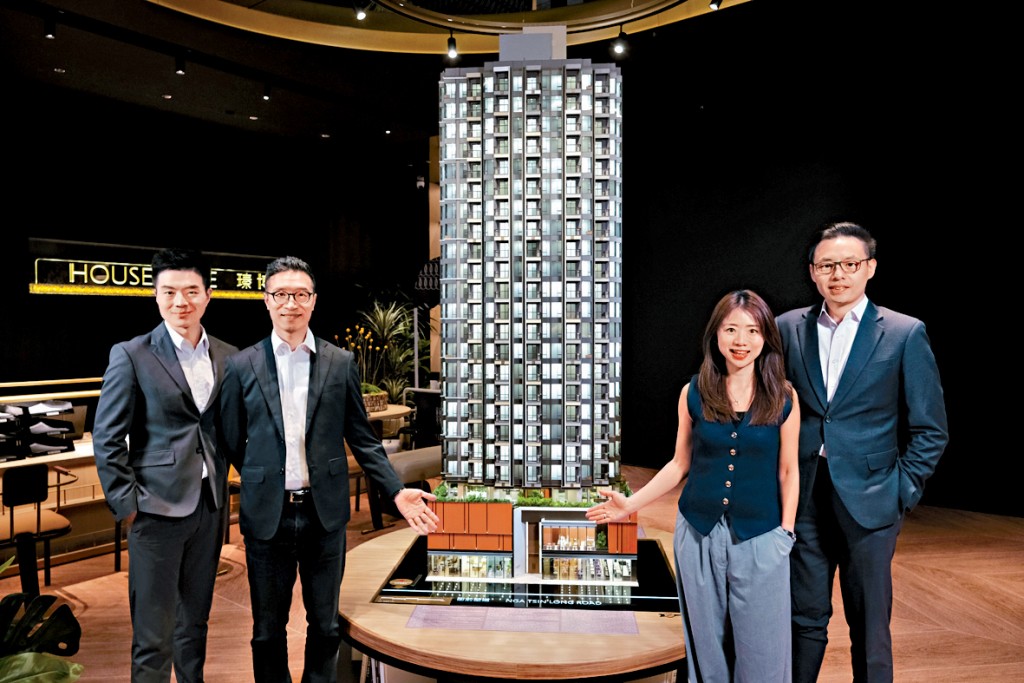 新世界何家欣（右二）稱，項目除吸引大手投資客外，也有來自港九新界的用家客。