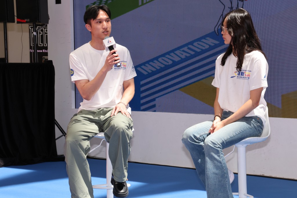 上屆東京奧運團體及個人賽代表蔡俊彥（左）向準巴黎奧運代表張心悅分享奧運心得