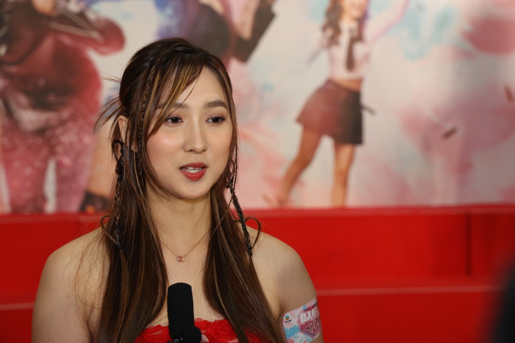 鍾柔美認不開心而哭。