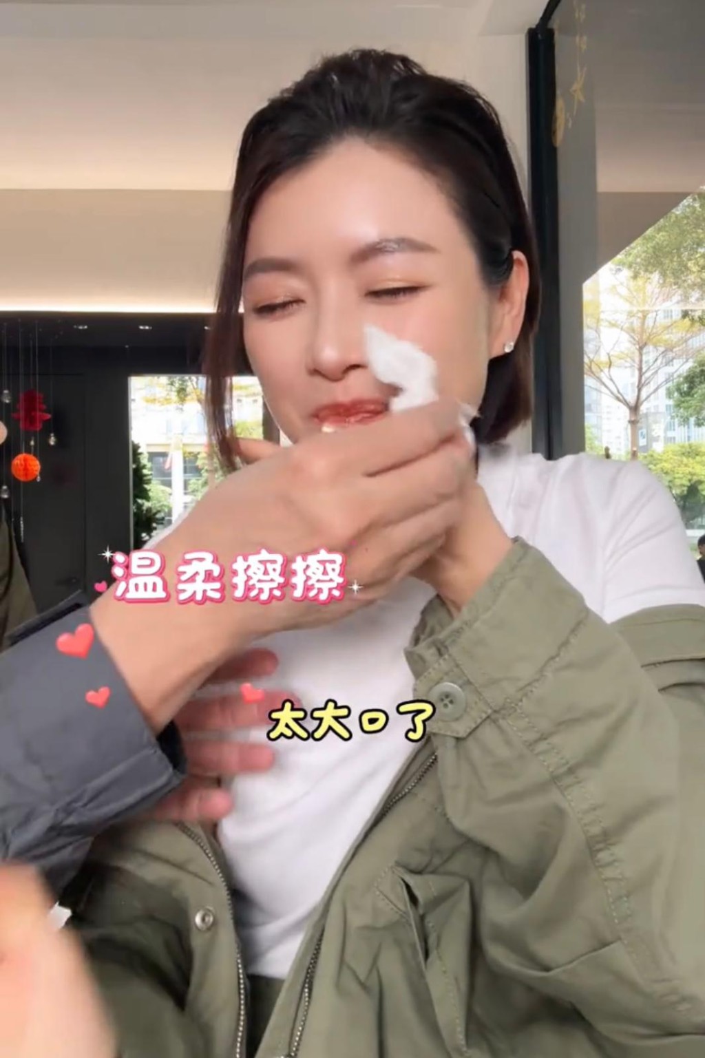 Aimee嘴角有咖啡,陳豪即攞紙巾為愛妻溫柔抹嘴。 Aimee嘴角有咖啡,陳豪即攞紙巾為愛妻溫柔抹嘴。