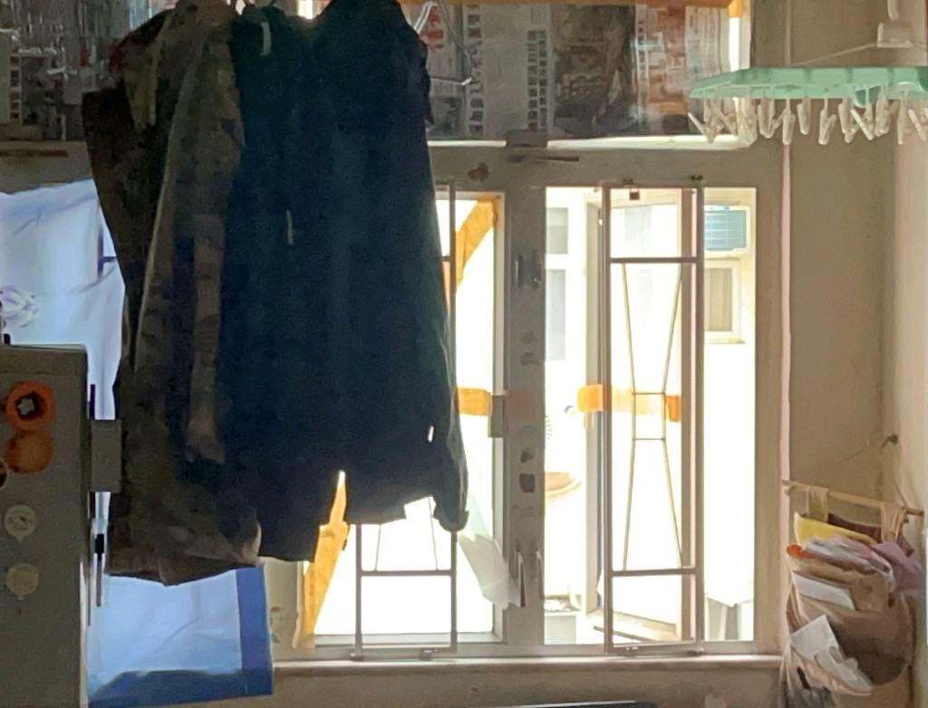 窗戶被推開。 窗戶被推開。