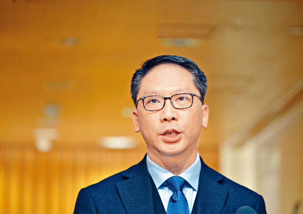 袁国强拥有丰富的公共服务和行政经验。