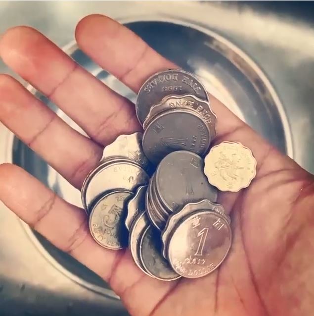 將硬幣放入兜。