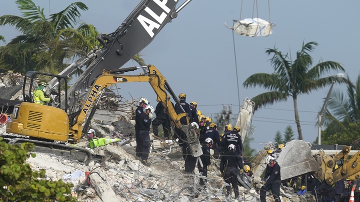 救援人員在事發後一個月方尋回最後一名罹難者遺體。AP圖片