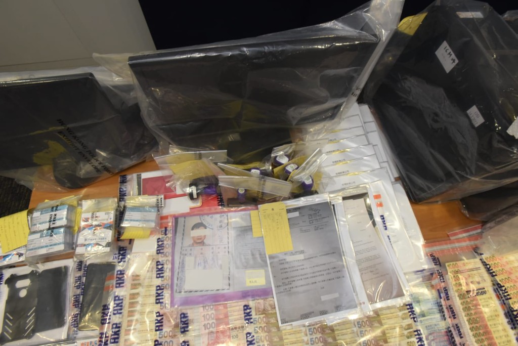 警方撿獲大量證物,包括涉案公司借據,大批電腦及現金約50萬元。徐裕民攝