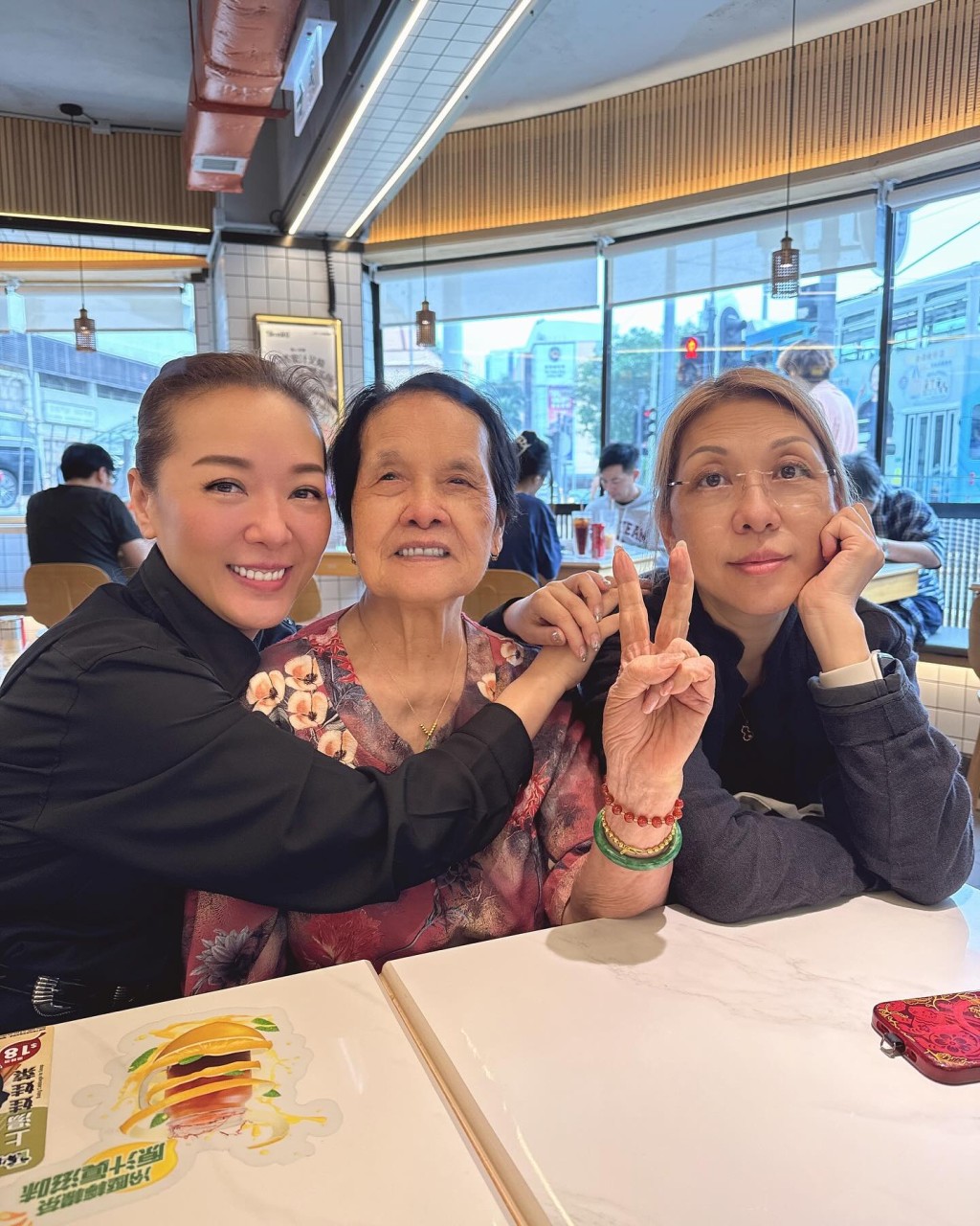 今日（9日）郭少芸分享與九旬媽咪和家姐在茶餐廳齊齊歎紅豆冰的照片。