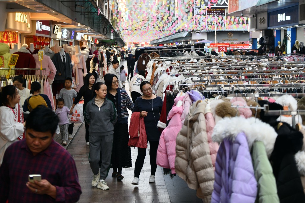 常平商業步行街是購物熱點。 盧江球攝 常平商業步行街是購物熱點。 盧江球攝