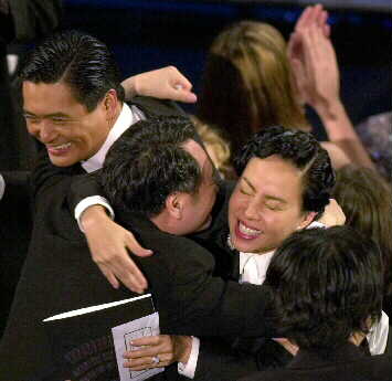 獲獎一刻,李安與周潤發夫婦興奮相擁。資料圖片