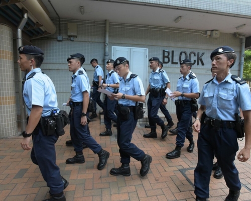 屯門反黑組收集疑犯特徵，派出機動部隊上樓。黃文威攝