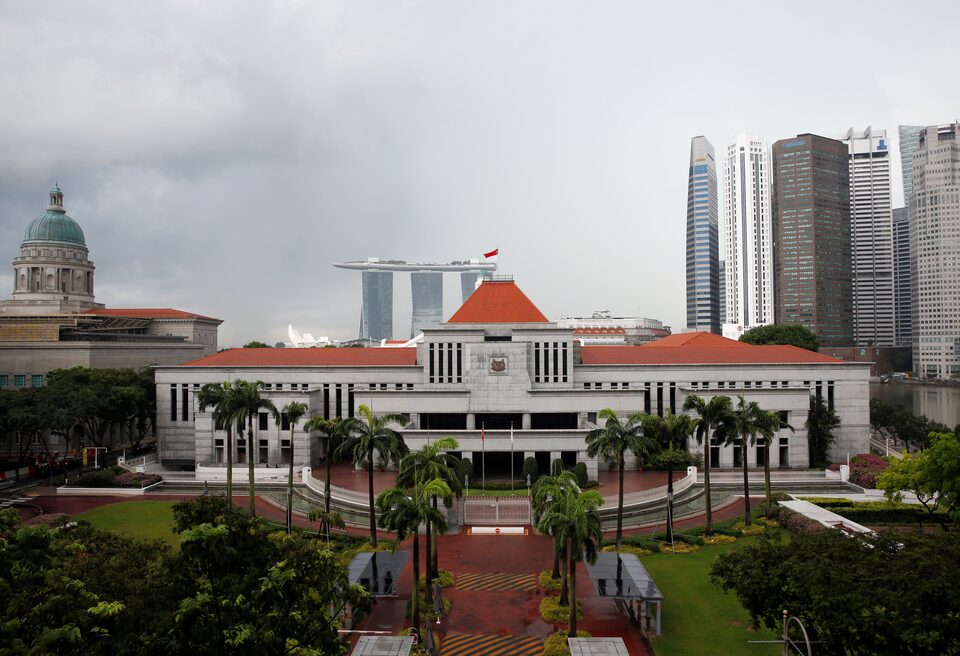 有中国游客因违禁在新加坡国会附近用无人机，被警方带走调查。