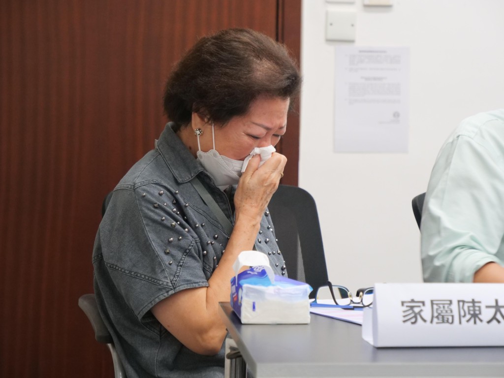 家屬掩臉難過。鄧家彪供圖。