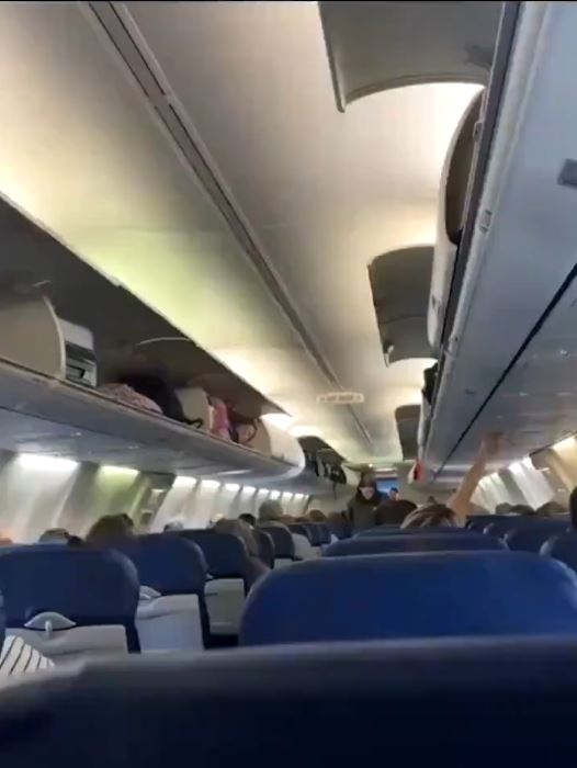 美國廉航西南航空有女乘客爬上行李架當做卧鋪。