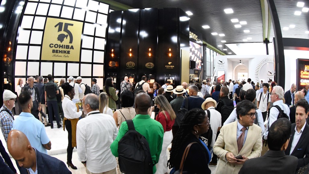 參加古巴國際雪茄節的人群。 新華社