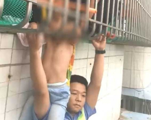 警員「飛簷走壁」為救跌出防盜欄男童。(網圖)