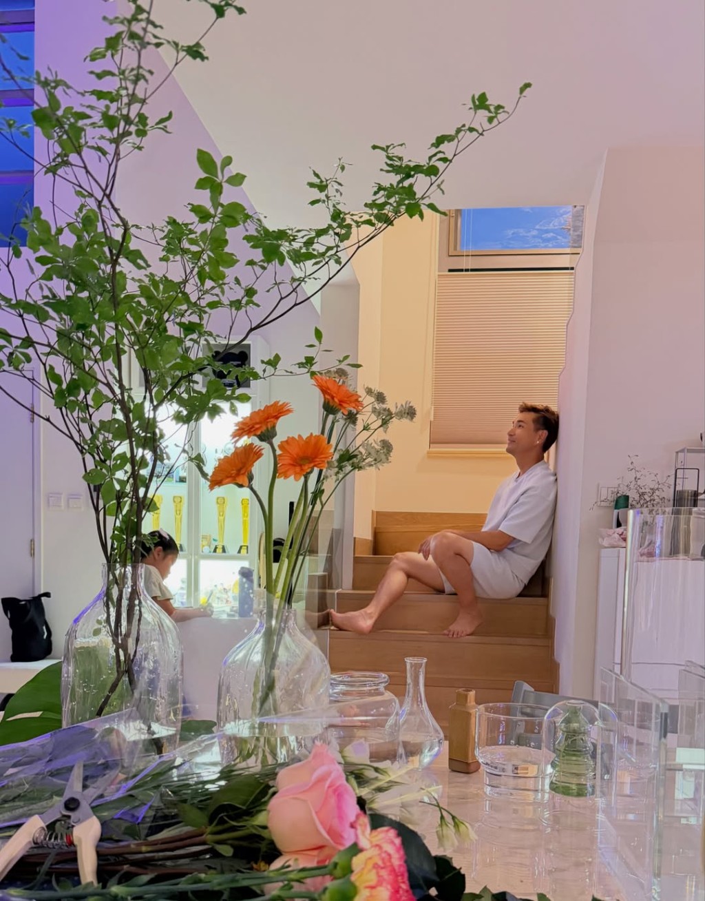 陳展鵬坐在樓梯間。 陳展鵬坐在樓梯間。