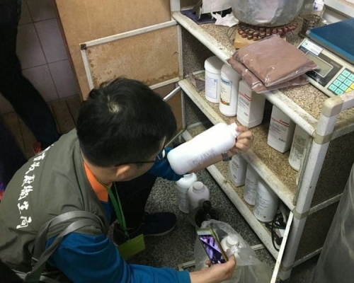 當局現場扣押已裝瓶的攙偽或假冒羊奶1700餘瓶。網圖