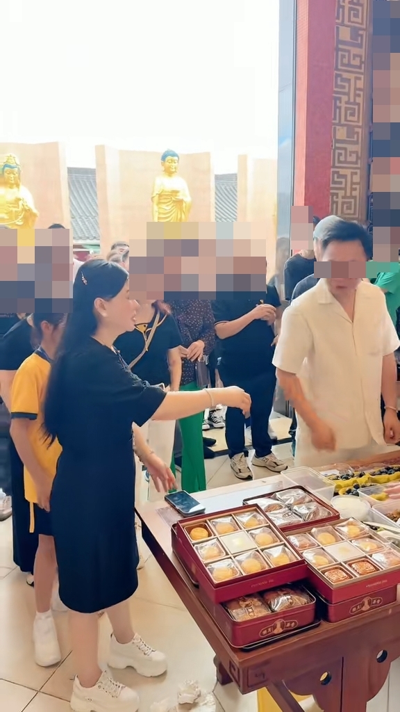 事發後，蔡天鳳媽媽拜祭女兒。