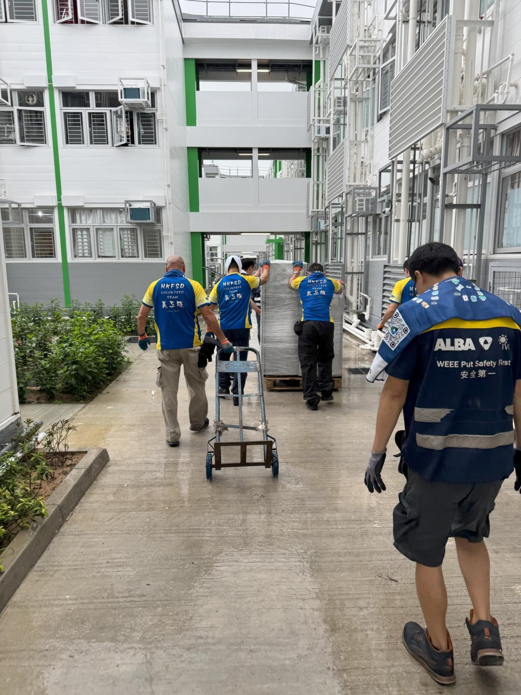 歐綠保向簡約公屋居民送贈二手傢俬。何永賢fb 歐綠保向簡約公屋居民送贈二手傢俬。何永賢fb