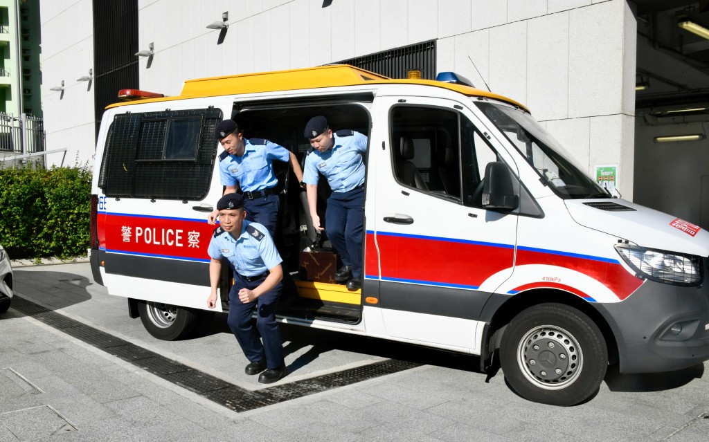 警長温浩倫（左下）、警員曾學輝（右）及蔣紫健（左上）的日常工作包括反罪惡巡邏和處理危急案件。