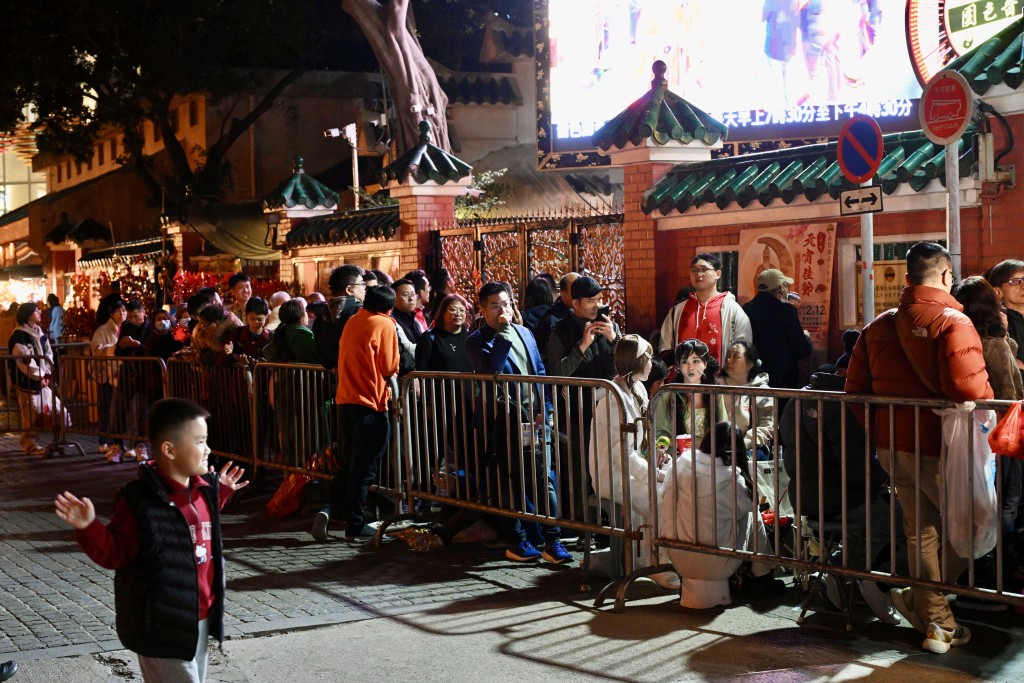 大批巿民排隊等候上「頭注香」。資料圖片 大批巿民排隊等候上「頭注香」。資料圖片