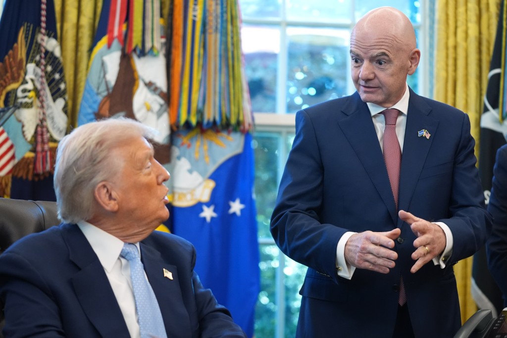 国际足球总会（FIFA）主席因凡提诺（右）和特朗普一同见记者。美联社