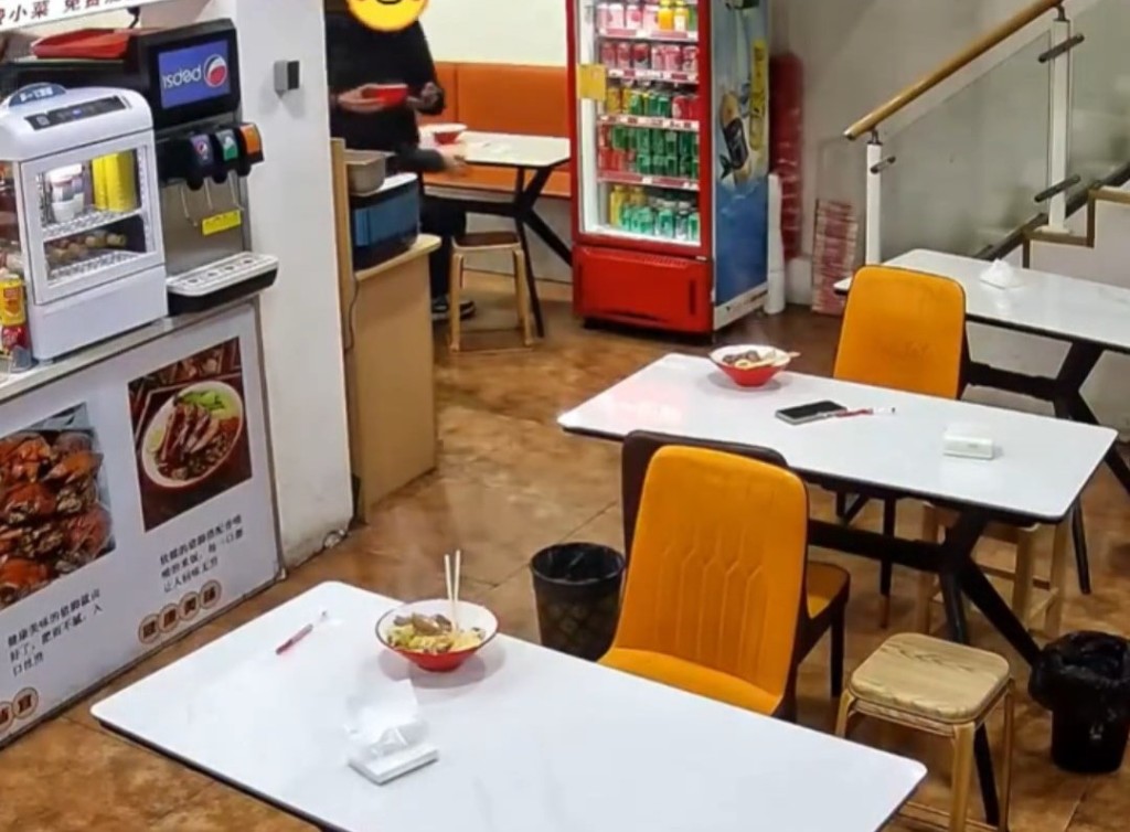 兩男子離座後未有察覺跟對方互換座位。