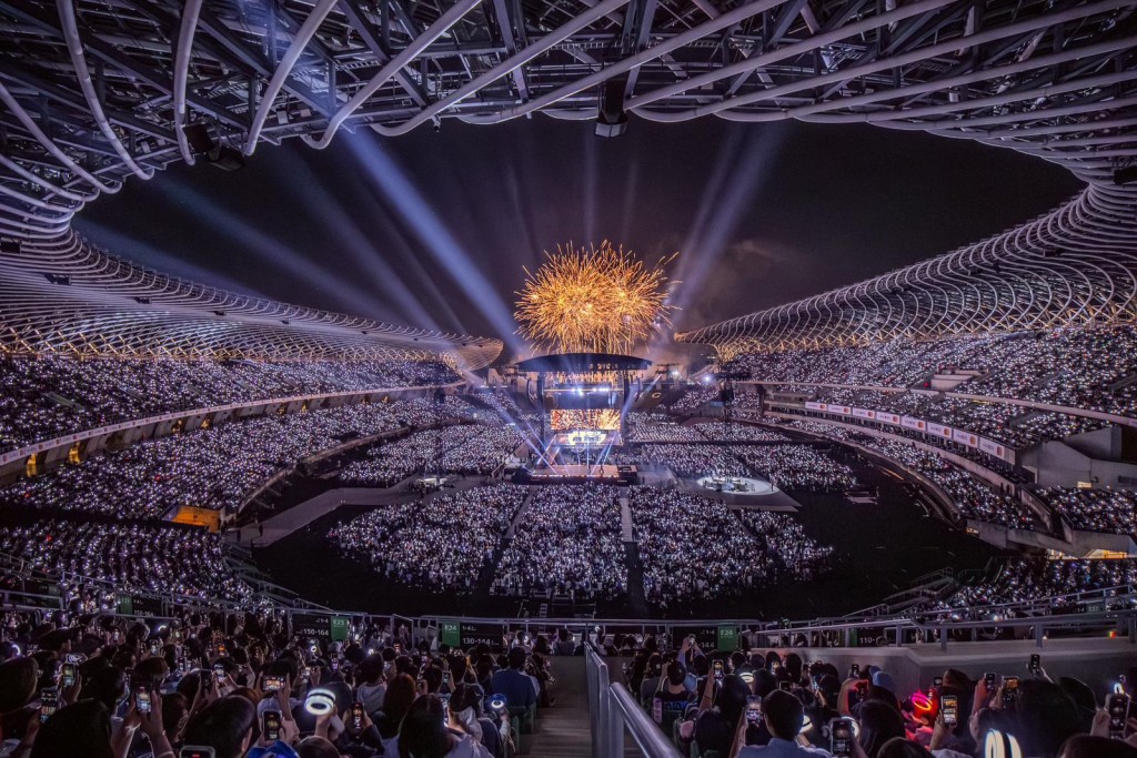 TWICE的高雄巡唱,設有360度舞台外,又大放煙花。 TWICE的高雄巡唱,設有360度舞台外,又大放煙花。