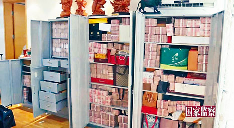 ■賴小民一處房屋的保險櫃藏滿現金。