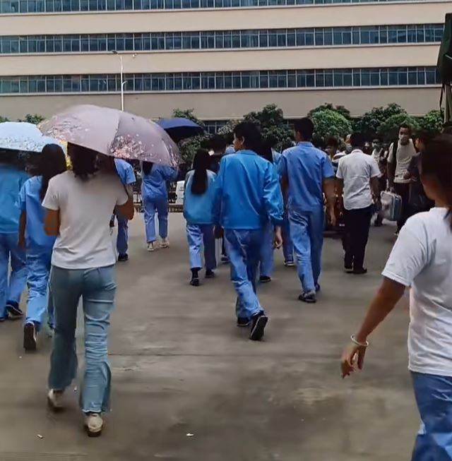 深圳有工厂要求微信钱包不足300元，将不安排面试，引起热议。小红书