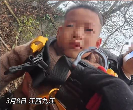 江西有男童因逗玩幼猴，被母猴拉落10米悬崖。