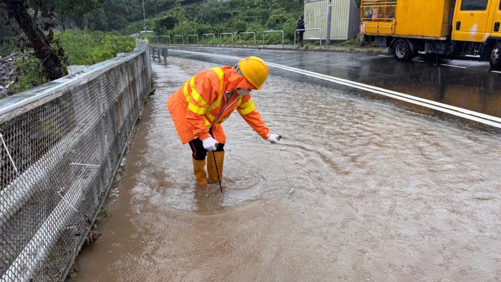 黑雨︱渠務署：上周六暴雨期間確認5宗嚴重水浸 約一、兩小時已完成處理