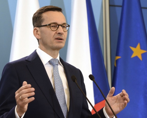 波兰总理莫拉维茨基领导的执政法律与公正党政府昨日在国会进行的信任投票中，顺利过关。AP