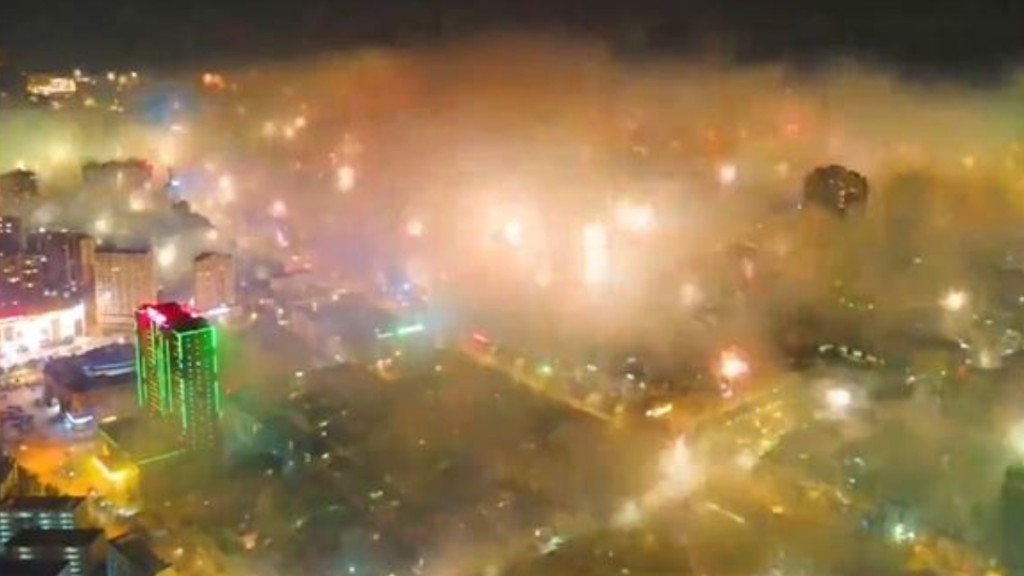 网传影片显示，广西在踏入初一，全民狂放烟花爆竹，令全城笼罩在烟雾当中。