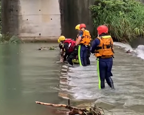 搜救人員在料角坑六和橋下發現一名男性遺體。中時影片截圖